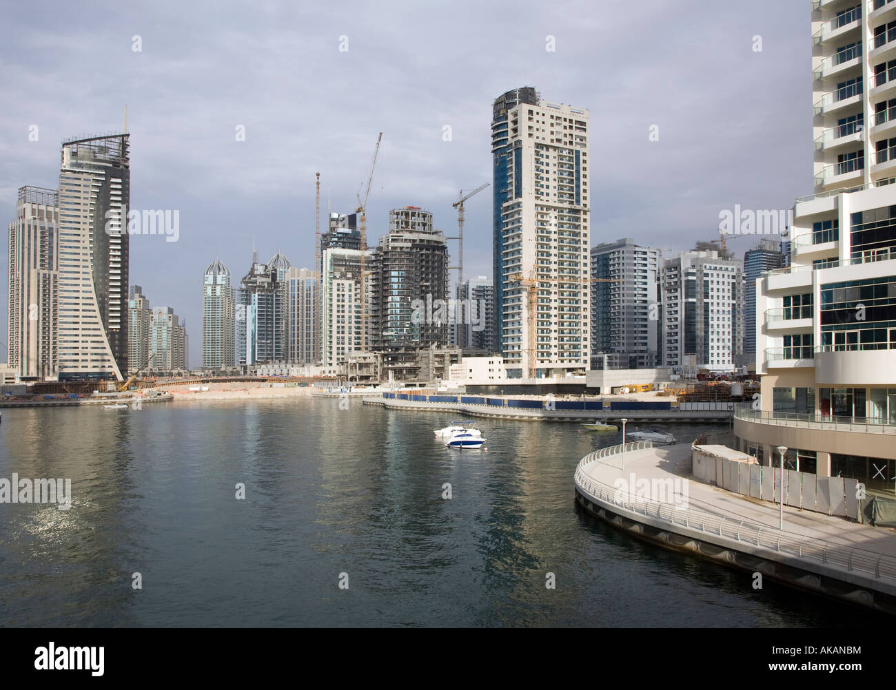 Il grattacielo incompiuta di edifici in costruzione progetti di costruzione negli EMIRATI ARABI UNITI. Nuova Dubai Marina in costruzione - Emirati Arabi Uniti EMIRATI ARABI UNITI Foto Stock