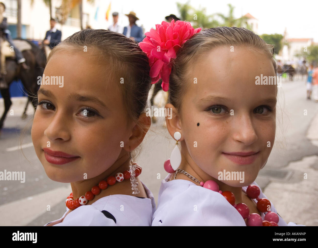 Torremolinos Costa del Sol Malaga Provincia Spagna Feria de San Miguel Romeria annuale di due giovani ragazze in tipico abito spagnolo Foto Stock