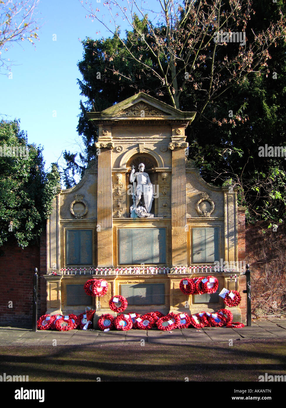 Una statua di San Giorgio e il memoriale di guerra nel Giardino della Rimembranza Lichfield Staffordshire Inghilterra Foto Stock