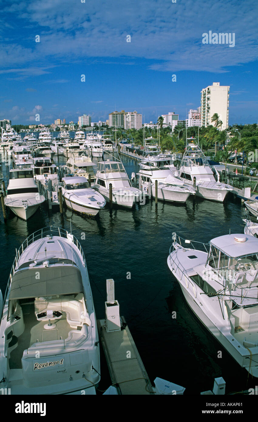 Super yacht ormeggiati in inter vie navigabili costiere Fort Lauderdale Florida USA Foto Stock
