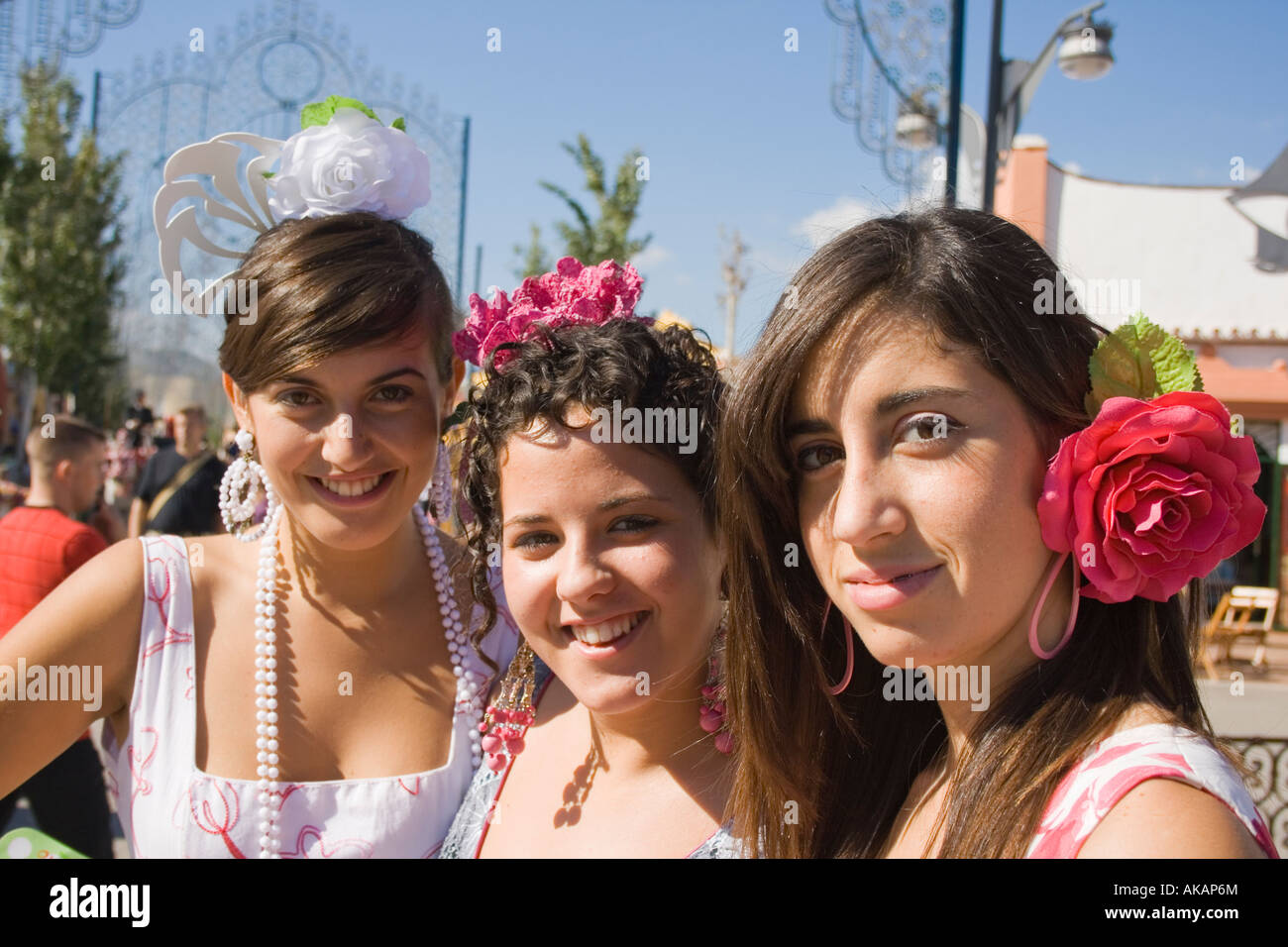 Marbella Costa del Sol Malaga Provincia Spagna tre giovani ragazze in Spagna nel tipico abito Foto Stock