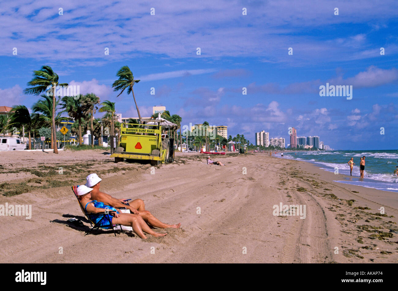 Pulizia spiagge di Fort Lauderdale Beach Florida USA Foto Stock