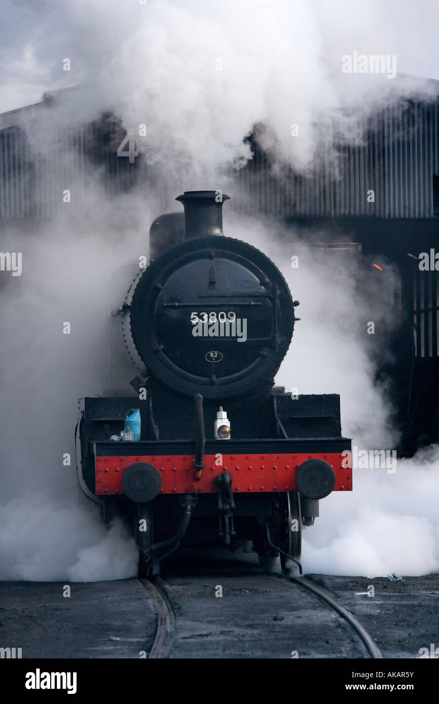 Prima di vapore con motore 53809 mattina presto North York Moors storica ferrovia Grosmont North Yorkshire Foto Stock