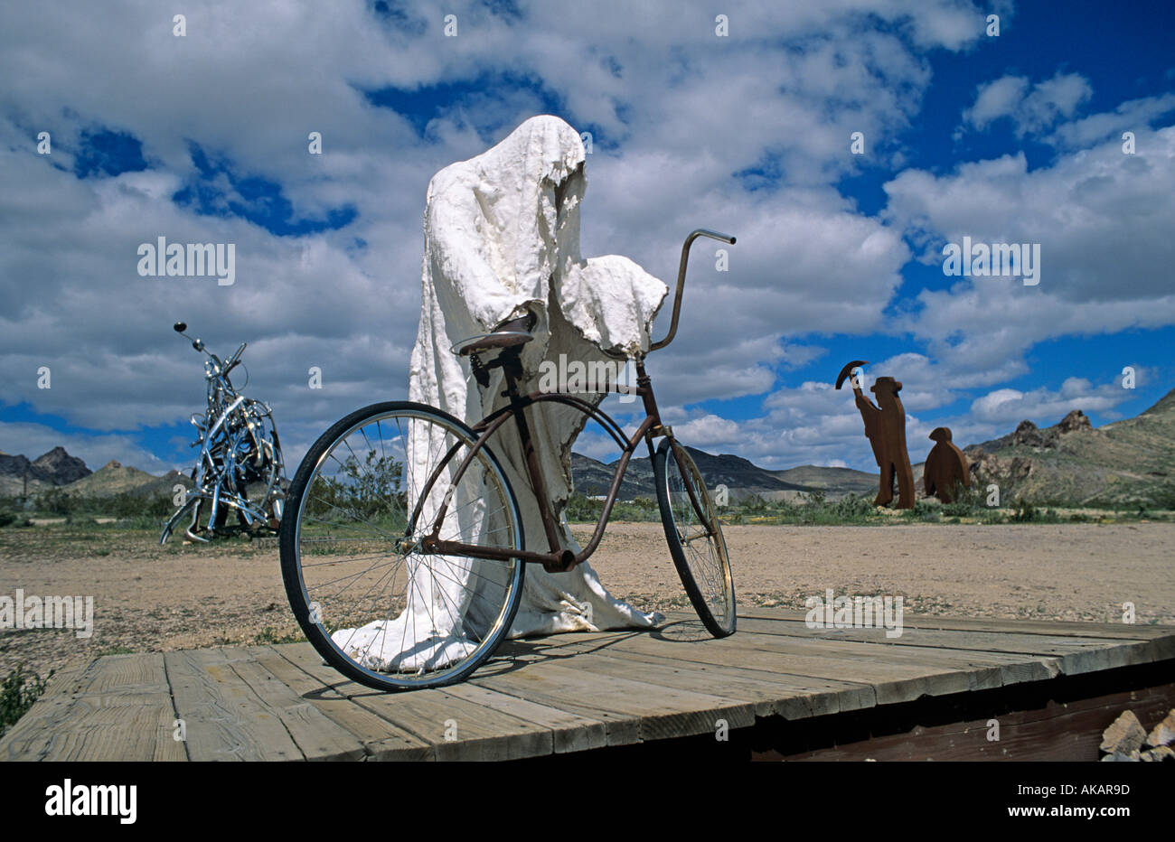 La scultura di un fantasma che sta per andare in bicicletta nei pressi di riolite, una città fantasma in Nevada USA Foto Stock