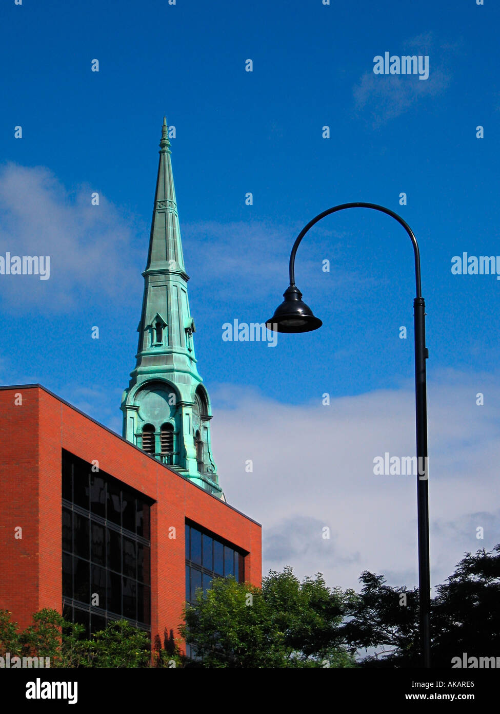 Steeple della prima chiesa battista di Burlington Vermont contrastante con un edificio moderno Foto Stock