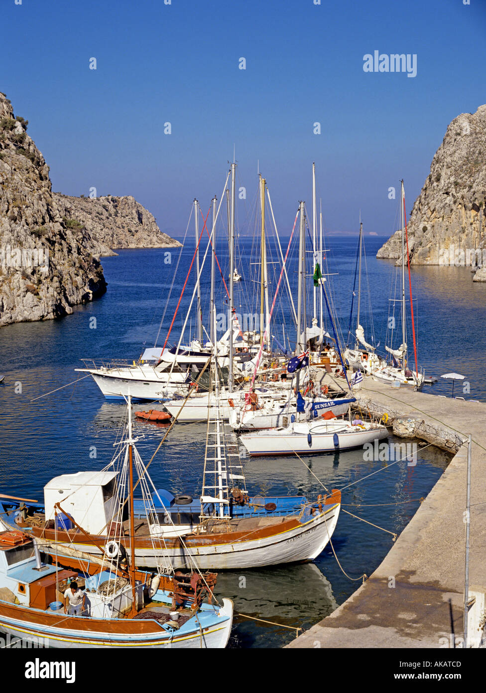 Profonda insenatura a poco Vathi con yachts ormeggio a jerry DODECANNESO Grecia Foto Stock