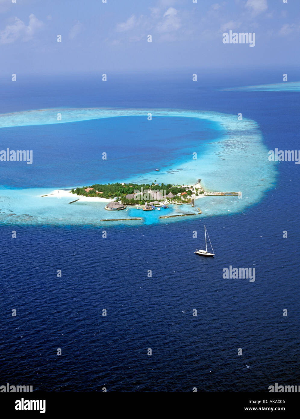 Singolo yacht ancorati nei pressi di un atollo tropicale nelle Maldive Oceano Indiano Foto Stock