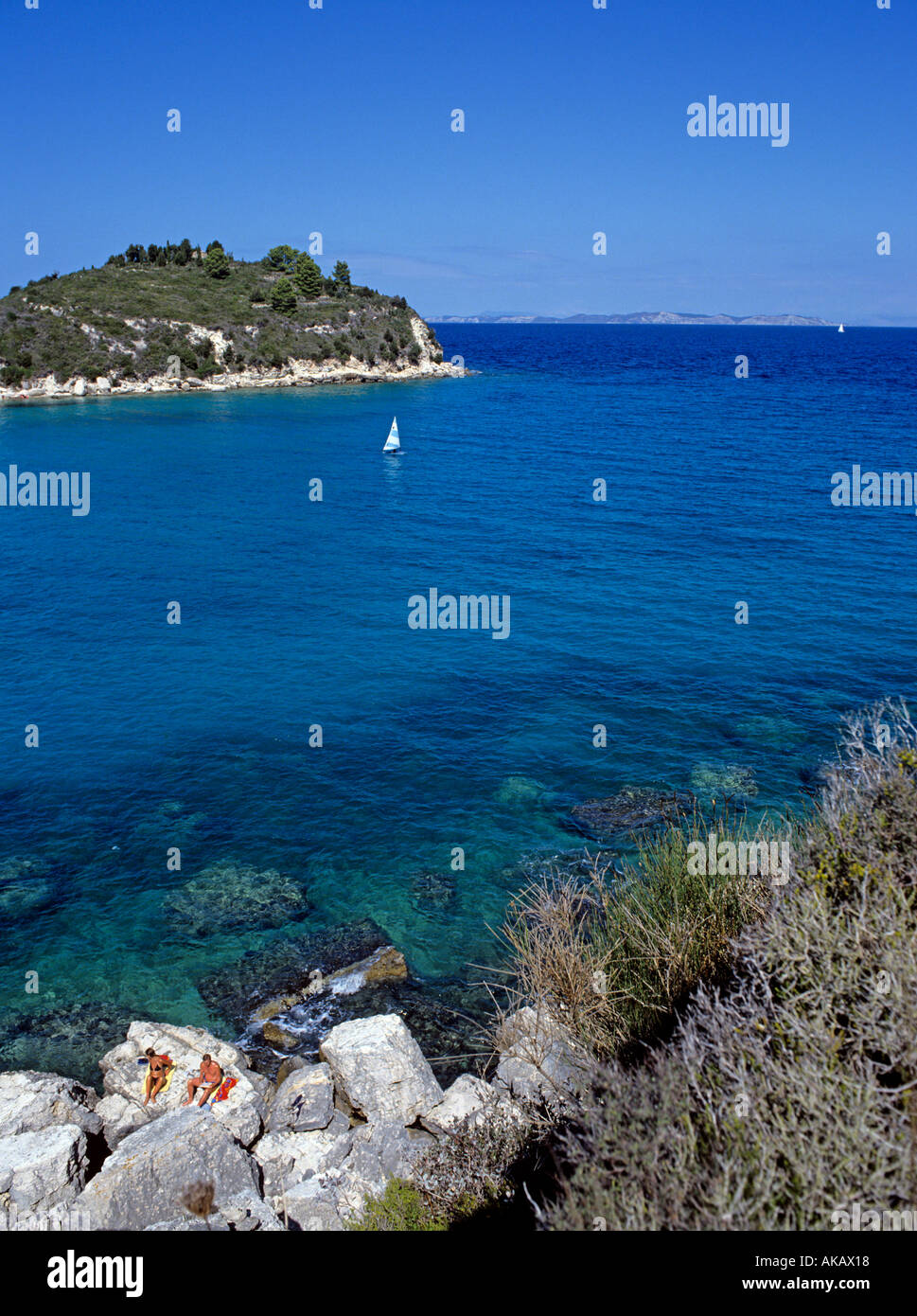 Prendere il sole sulle rocce dal mare Grecia Foto Stock