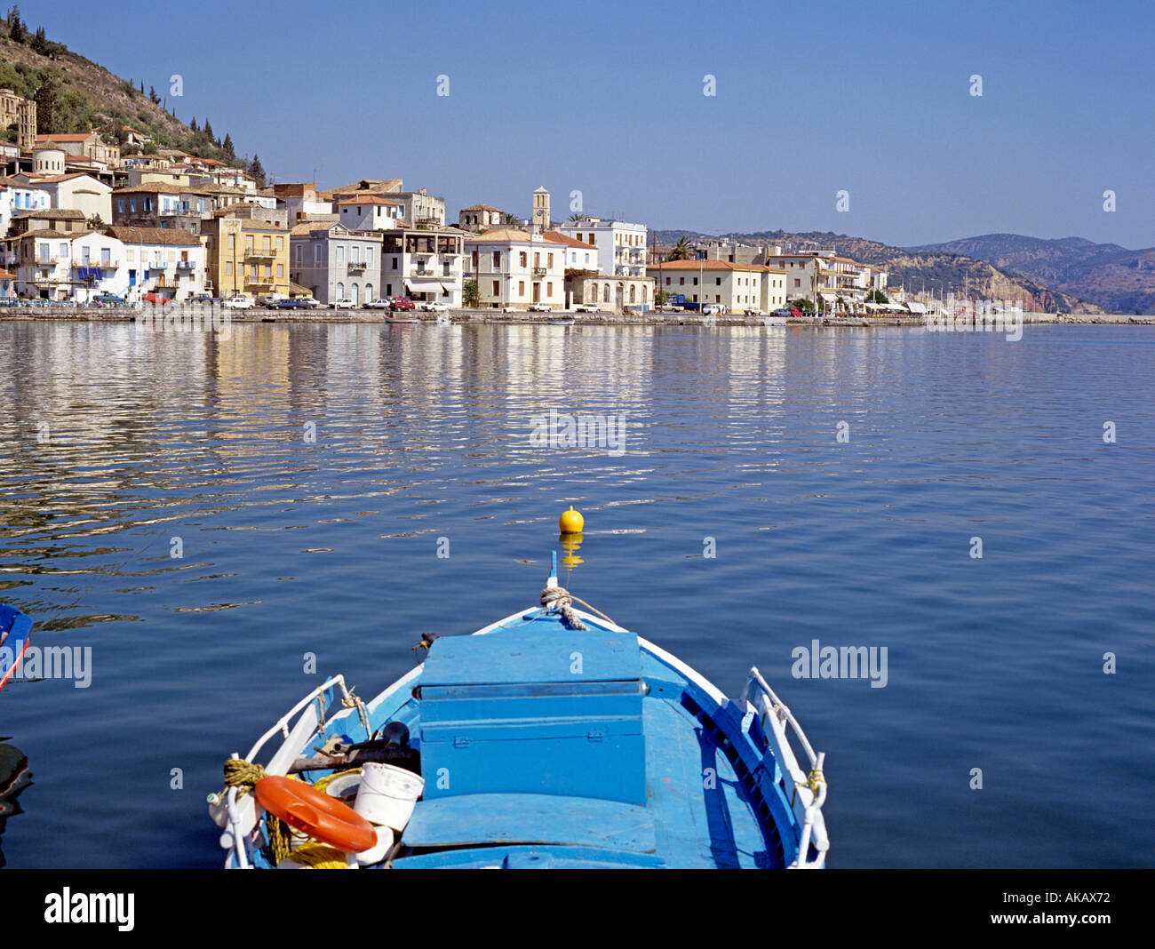 Porto greco con la barca e case sul litorale mediterraneo grecia Europa Foto Stock