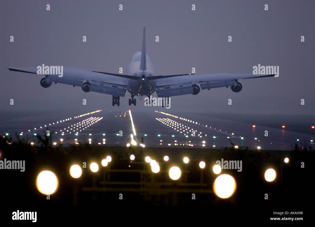 Un Virgin Atlantic Airways Boeing 747 Jumbo Jet entra in terra a Gatwick all'alba Foto Stock