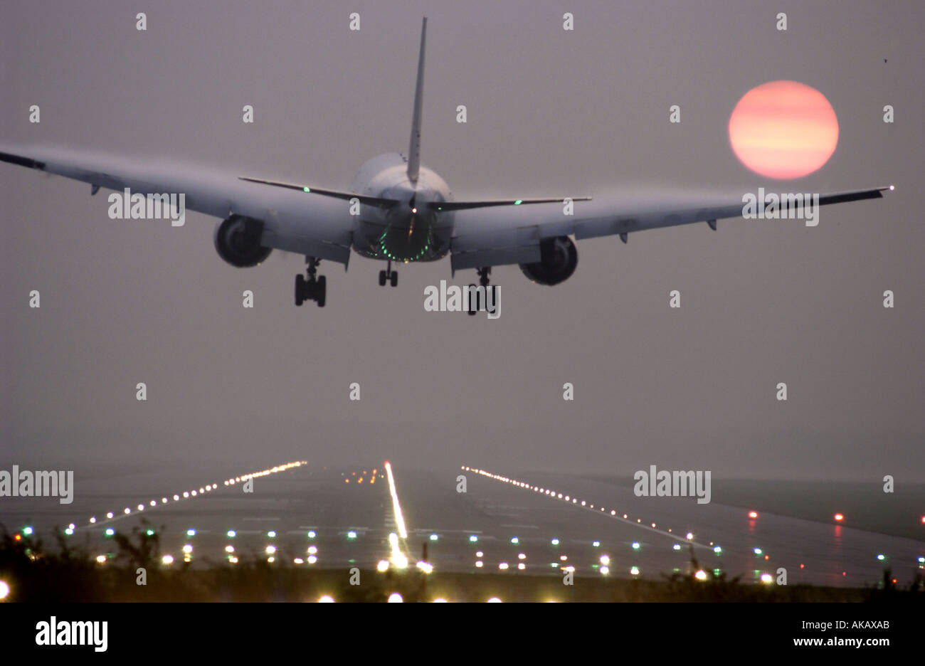 Un getto di Boeing piomba per atterrare all'aeroporto di Londra Gatwick all'alba Foto Stock