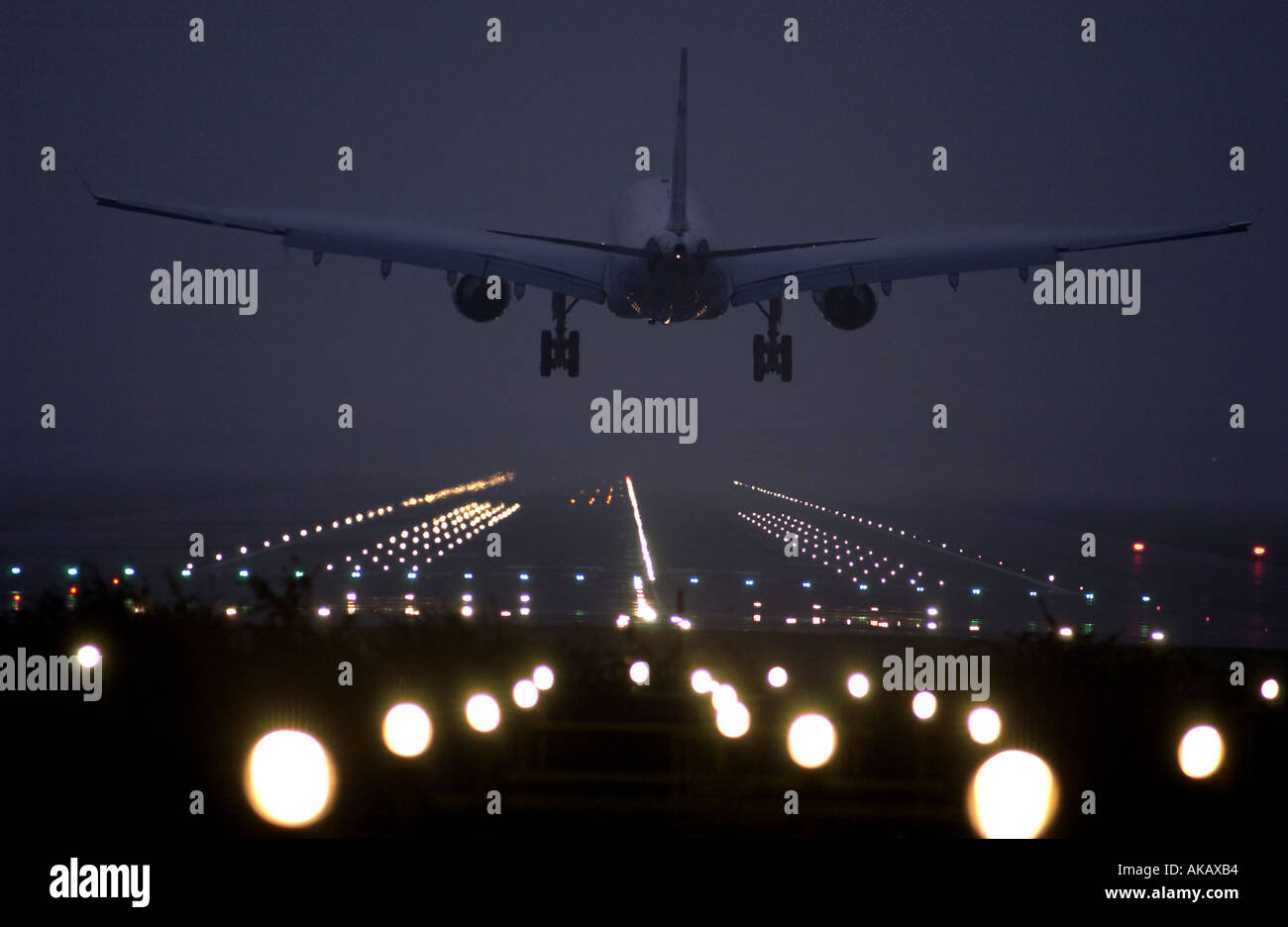 Un getto di Boeing Entra in terreno su Londra Gatwick unica pista di notte Foto Stock