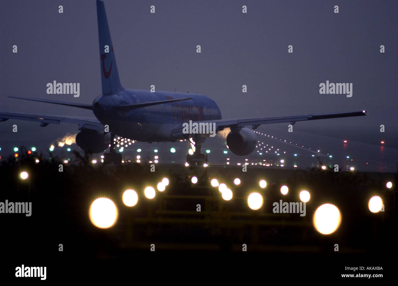 Una vacanza di Thomson Jet si prepara per il decollo di notte da London Gatwick Airport Foto Stock