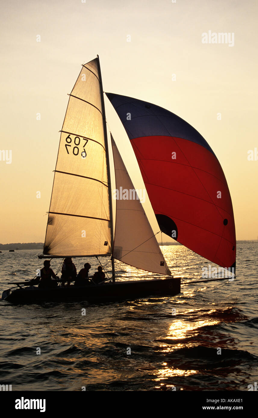 Il Breeze 6 0 barche a vela battenti la sua red spinnaker nella luce del  sole serale Solent Inghilterra Foto stock - Alamy