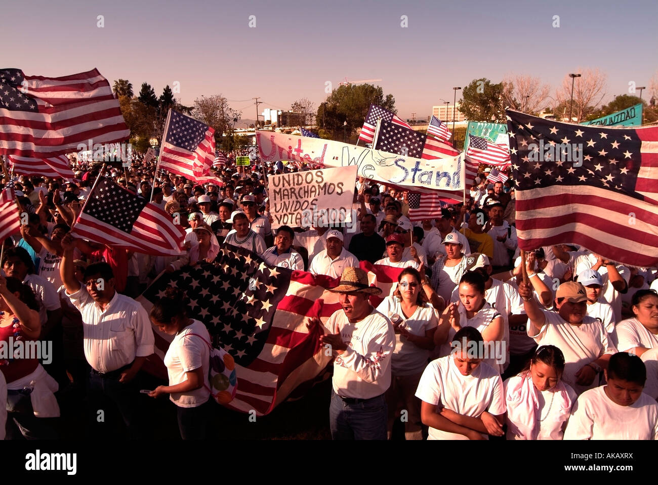 Gli ispanici onda a bandierine americane durante la manifestazione americana denominata " Un Giorno senza immigrati', San Jose, CA Foto Stock
