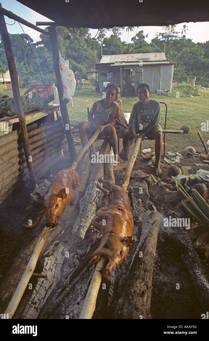 Bambini Tongan suinetti di tostatura su un maiale arrosto Split Tonga Foto Stock