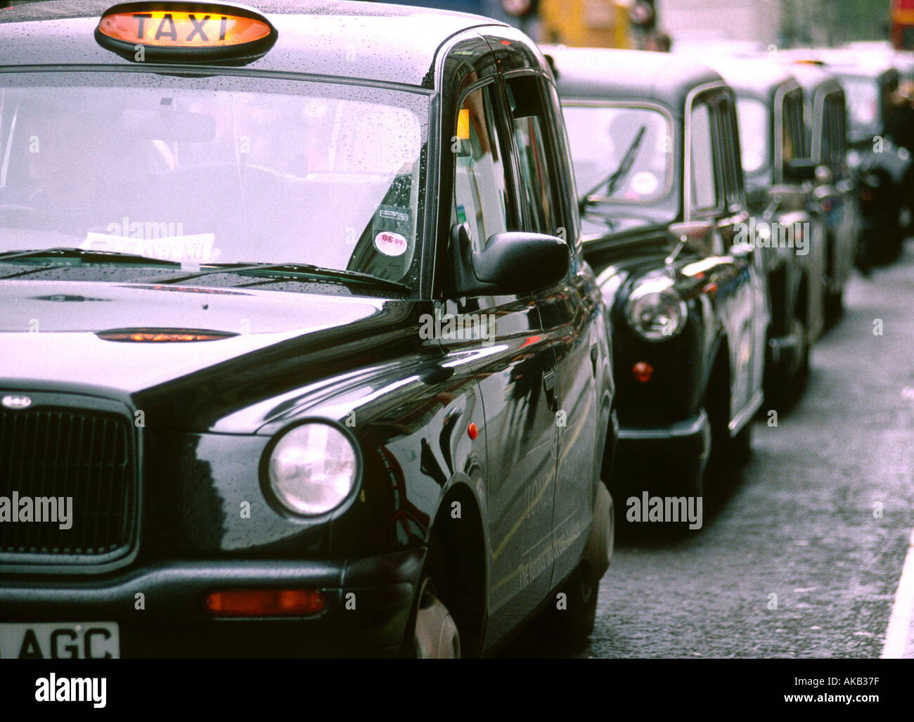 Una coda di taxi neri di Londra. Questa immagine è stata precedentemente disponibile come immagine A65093. Foto Stock