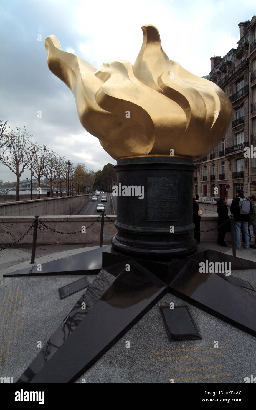 Paris Place de l Alma replica di noi la statua della libertà ora di fiamma un memoriale non ufficiale di Diana Principessa di Galles morì vicina Francia Foto Stock