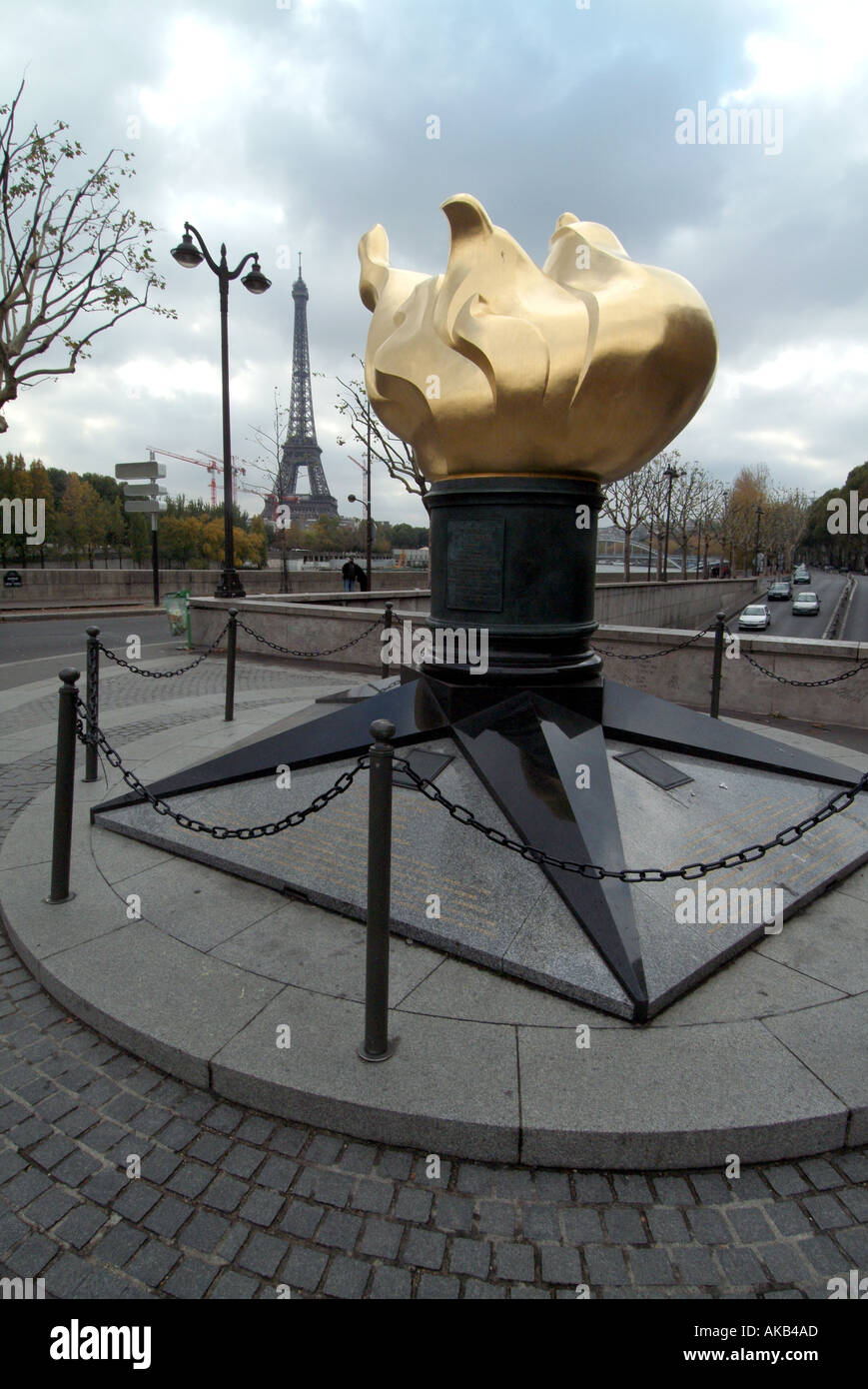 Paris Place de l Alma replica di noi la statua della libertà ora di fiamma un memoriale non ufficiale di Diana Principessa di Galles morì nelle vicinanze Foto Stock