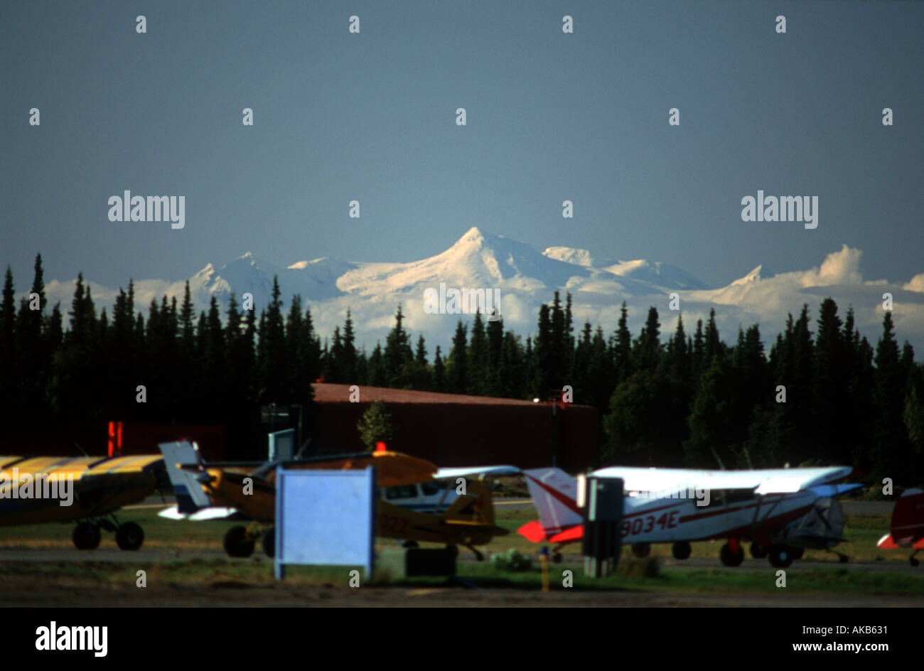 Mt McKinley's Denali Alaska e silenziosa presenza maestosa risiede su una pista di aeroporto con aeromobili Foto Stock