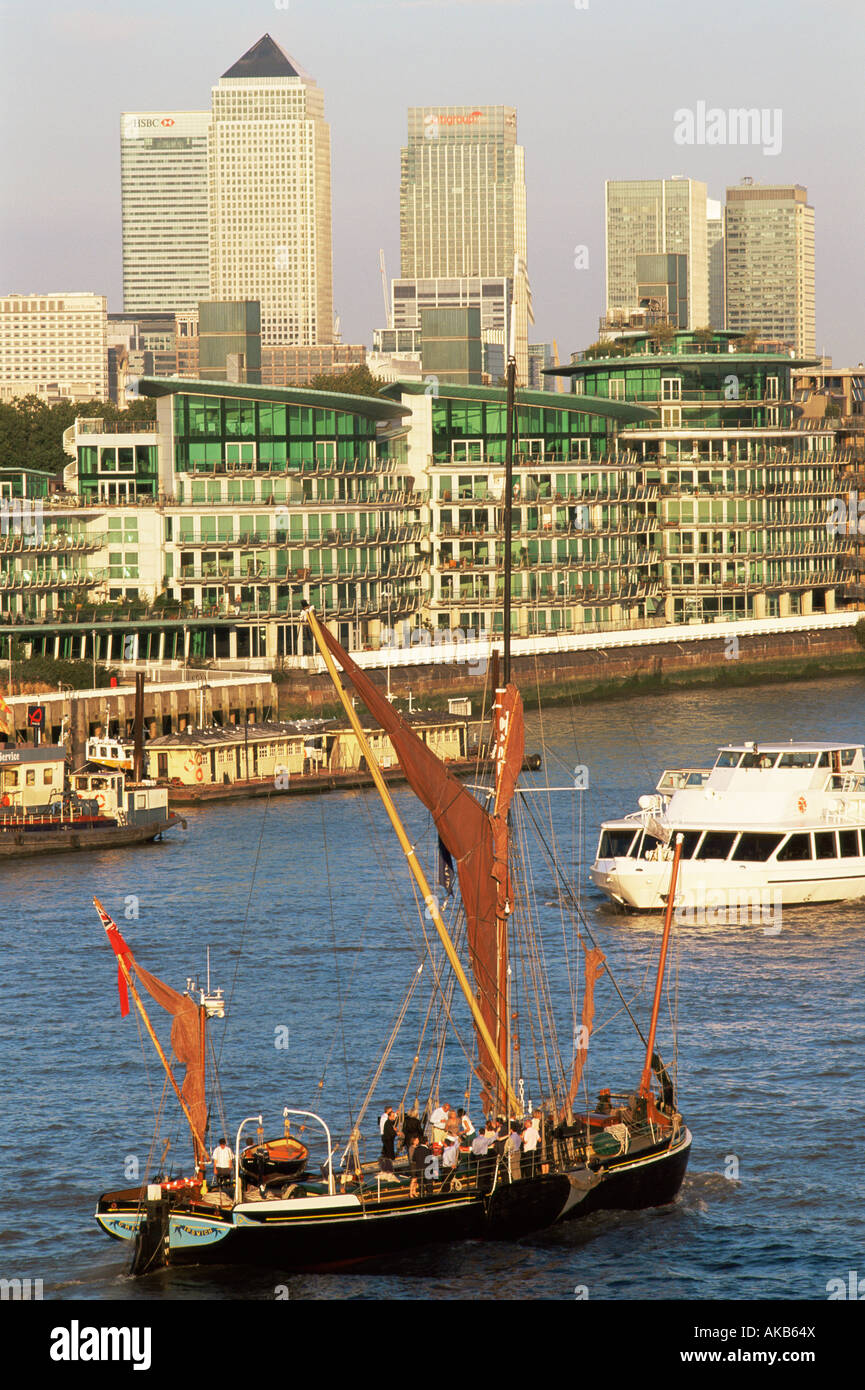 Inghilterra, Londra, Fiume Tamigi e da Canary Wharf Docklands Skyline Foto Stock