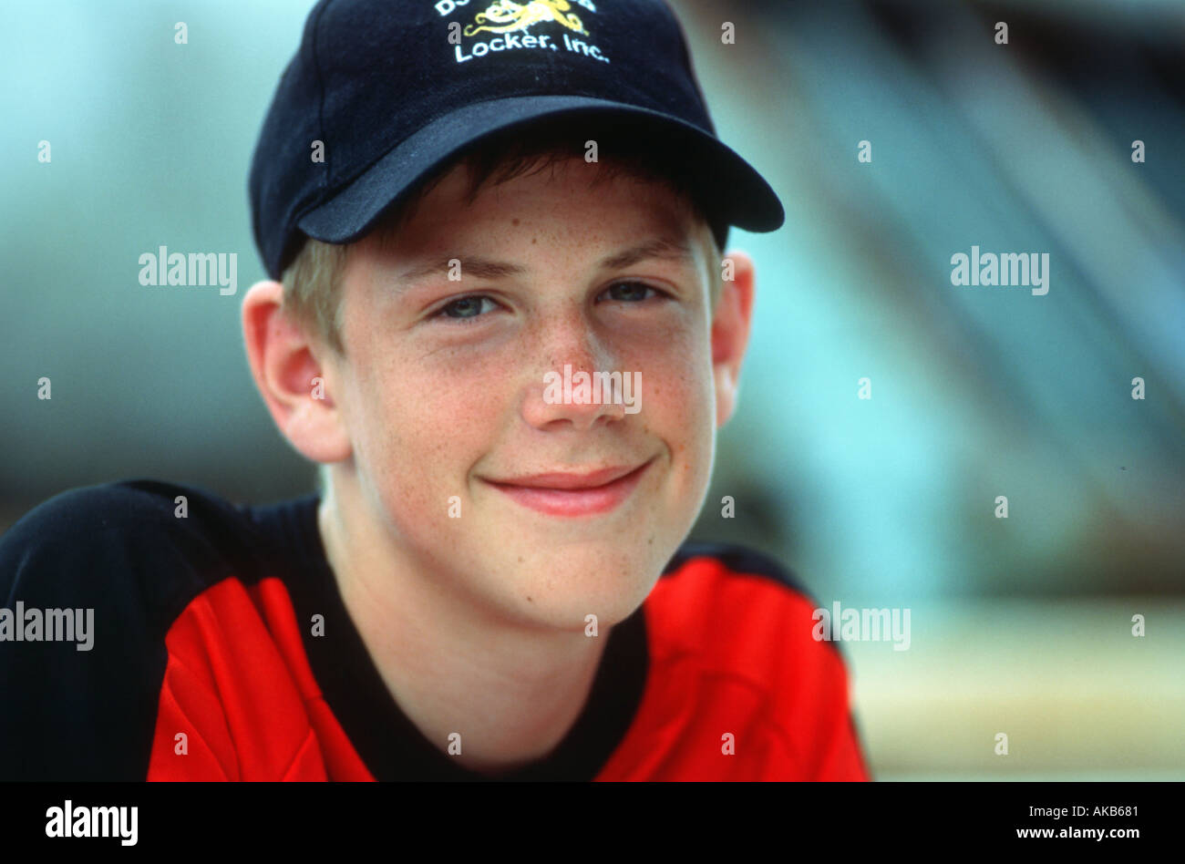 Un sorridente teen boy Foto Stock