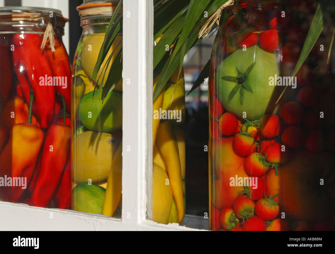 Vasi di replica conserve di frutta in una finestra. Foto Stock