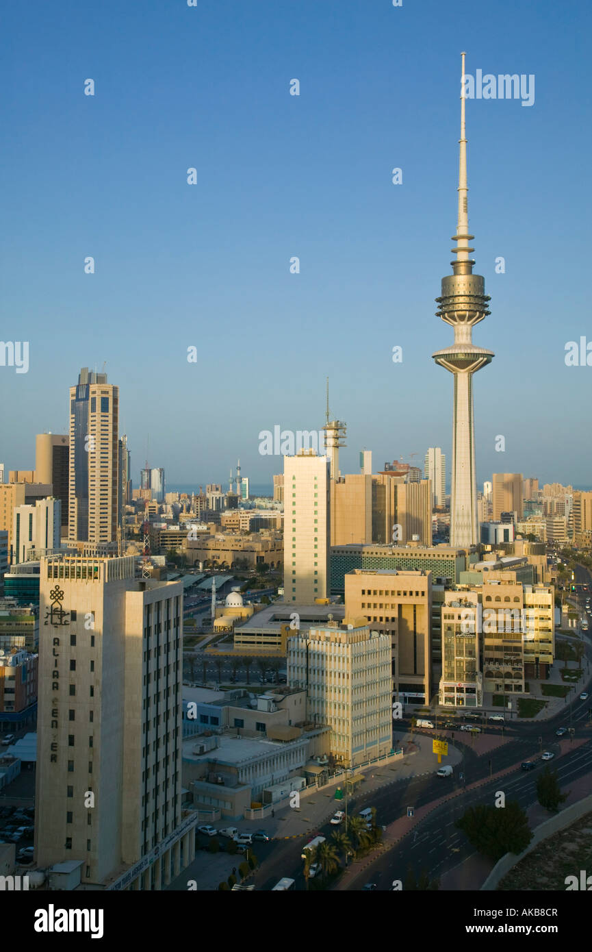 Il Kuwait Kuwait City, Torre di liberazione e città Foto Stock