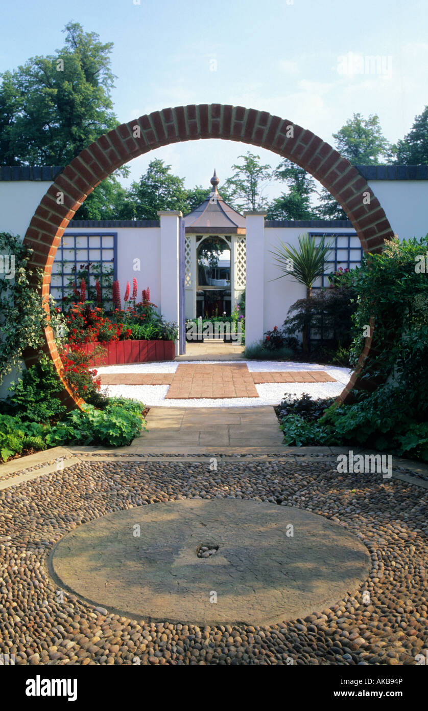 Hampton Court FS 1997 design Claire Whitehouse circolare arco in mattoni di gateway tra le camere giardino patio formale del punto focale Foto Stock