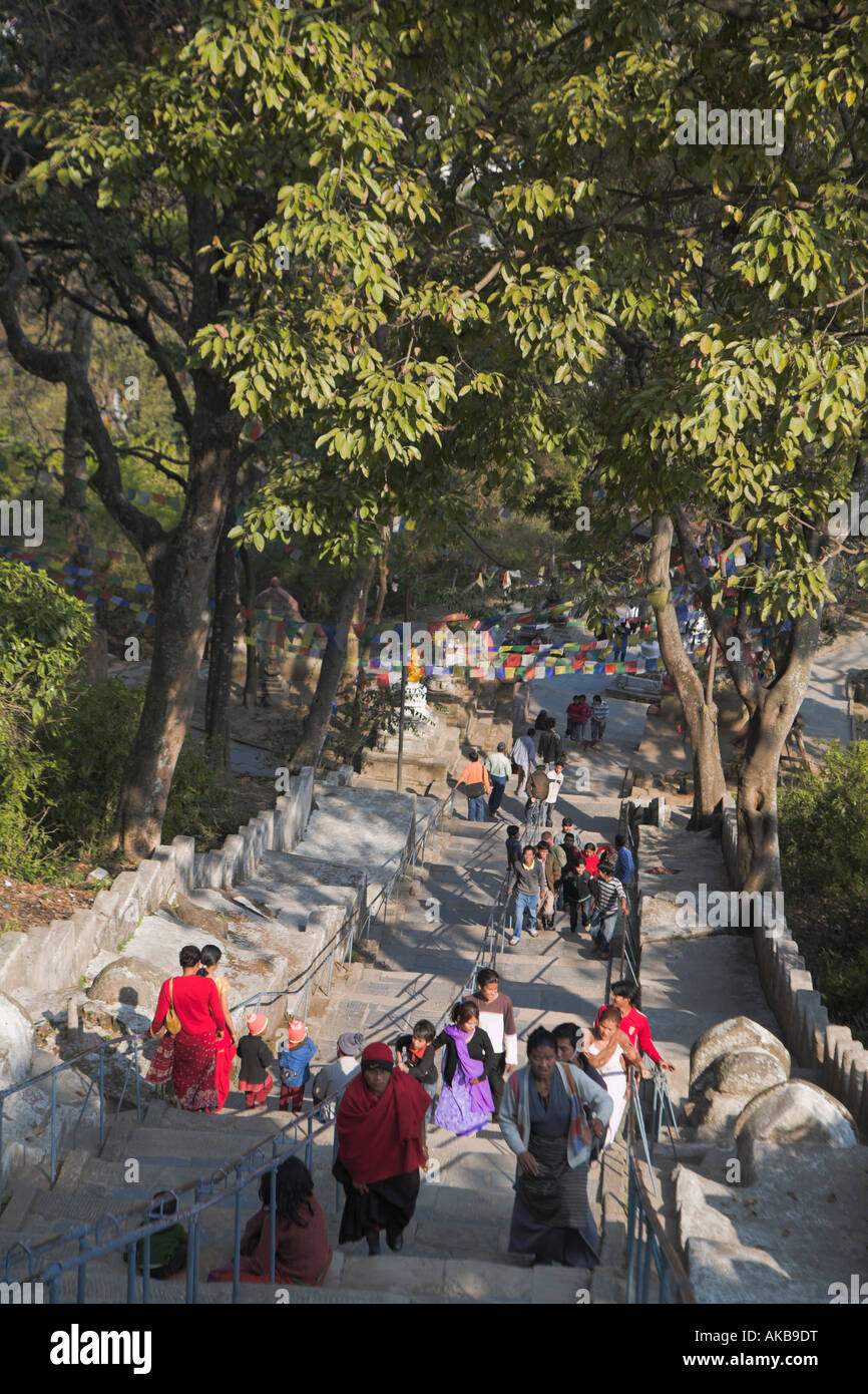 Il Nepal, Kathmandu, Swayambunath Stupa (tempio delle scimmie) Pellegrini salire gradini per raggiungere lo stupa Foto Stock
