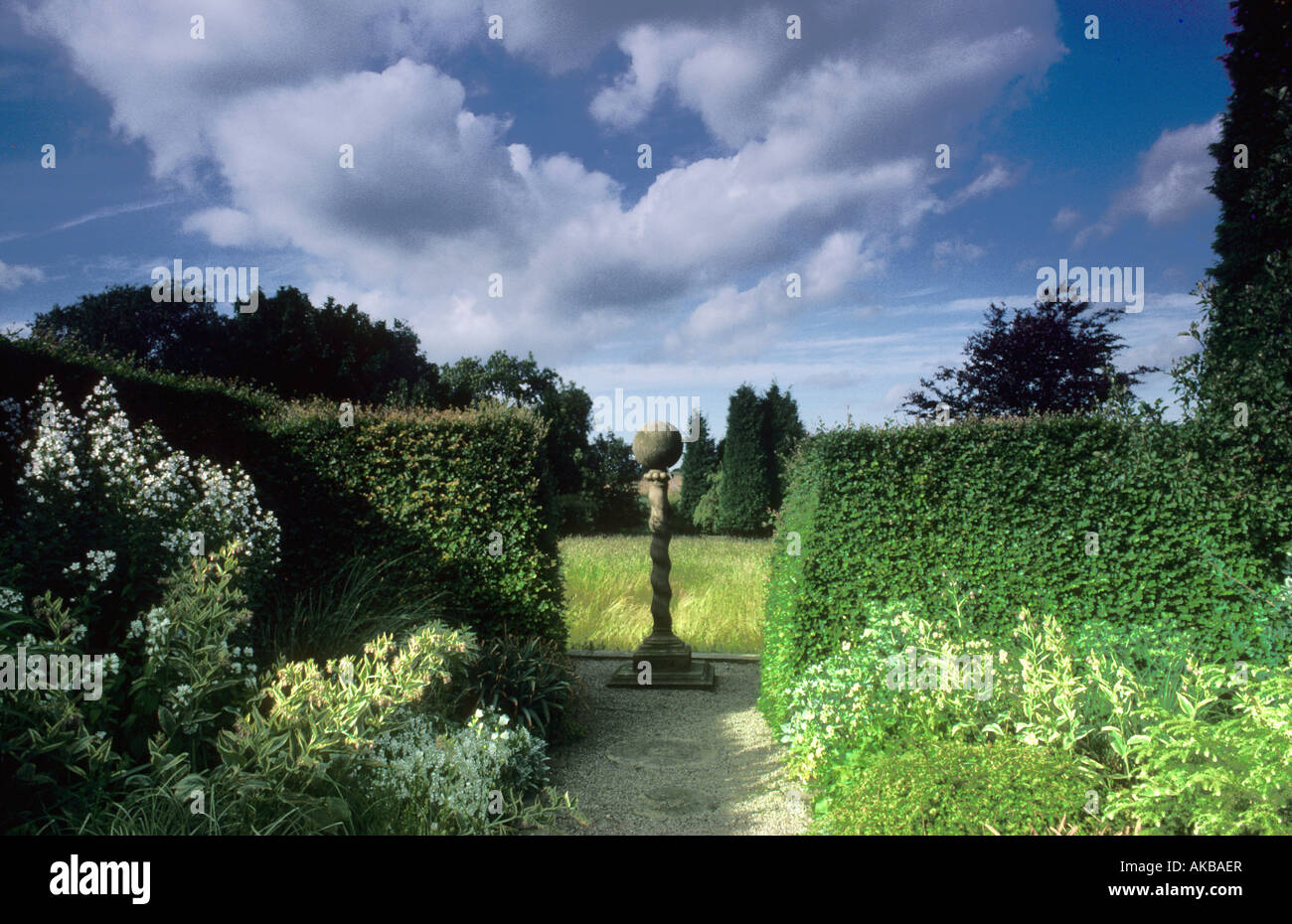 York Gate Leeds colonna scultorea alla fine del percorso come punto focale di gap nella siepe di faggio per portare il paesaggio circostante in giardino Foto Stock