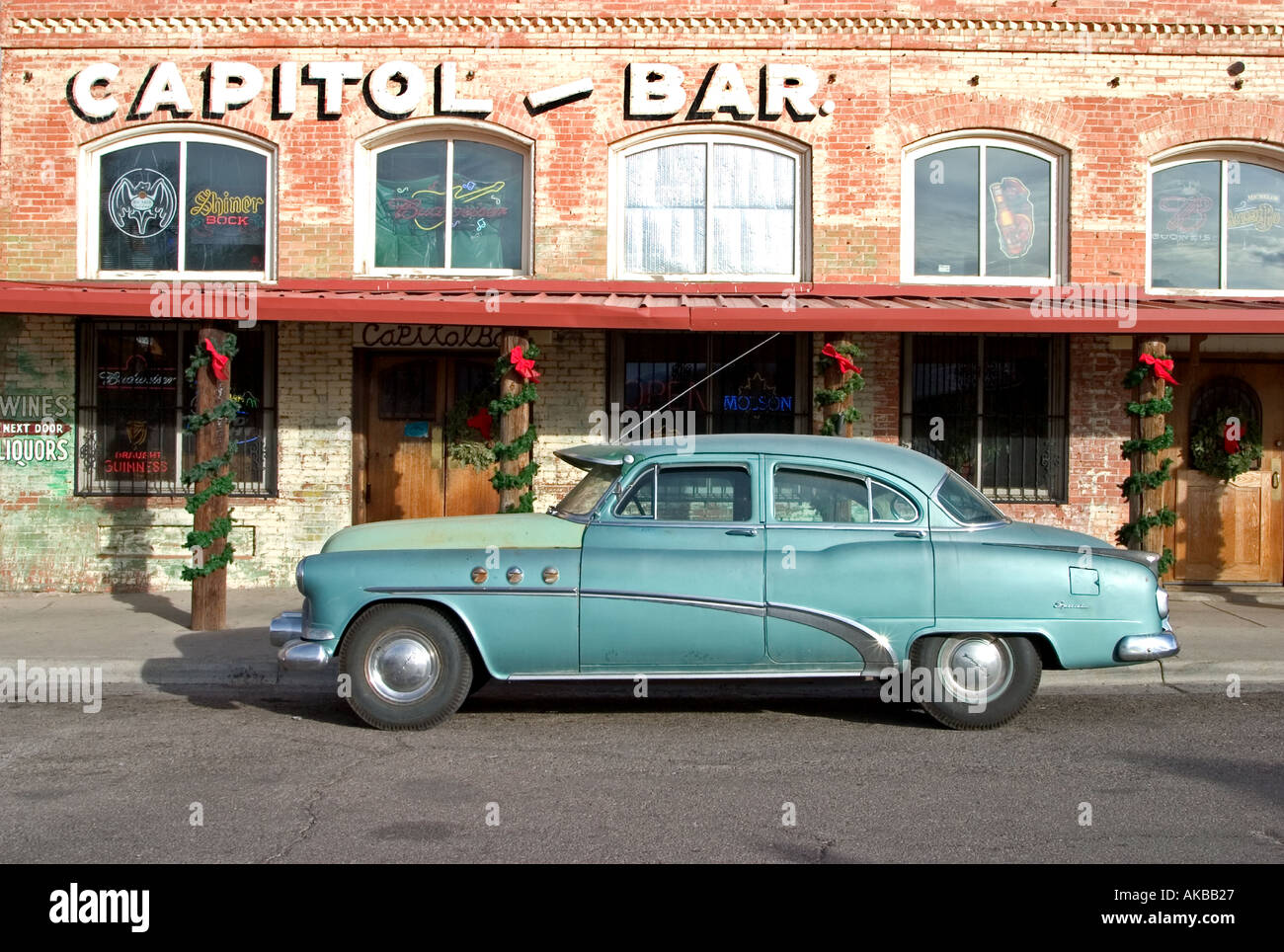 Buick Dynaflow 1948 al di fuori del Capitol Bar in Socorro nel Nuovo Messico USA Foto Stock