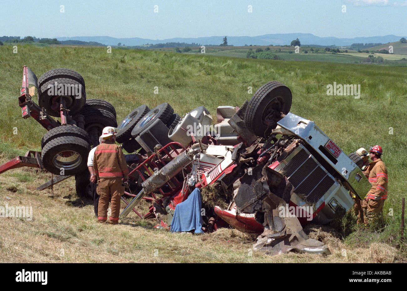 I vigili del fuoco guardare al relitto di un semi carrello incidente lungo l'autostrada 22 in Oregon USA Foto Stock