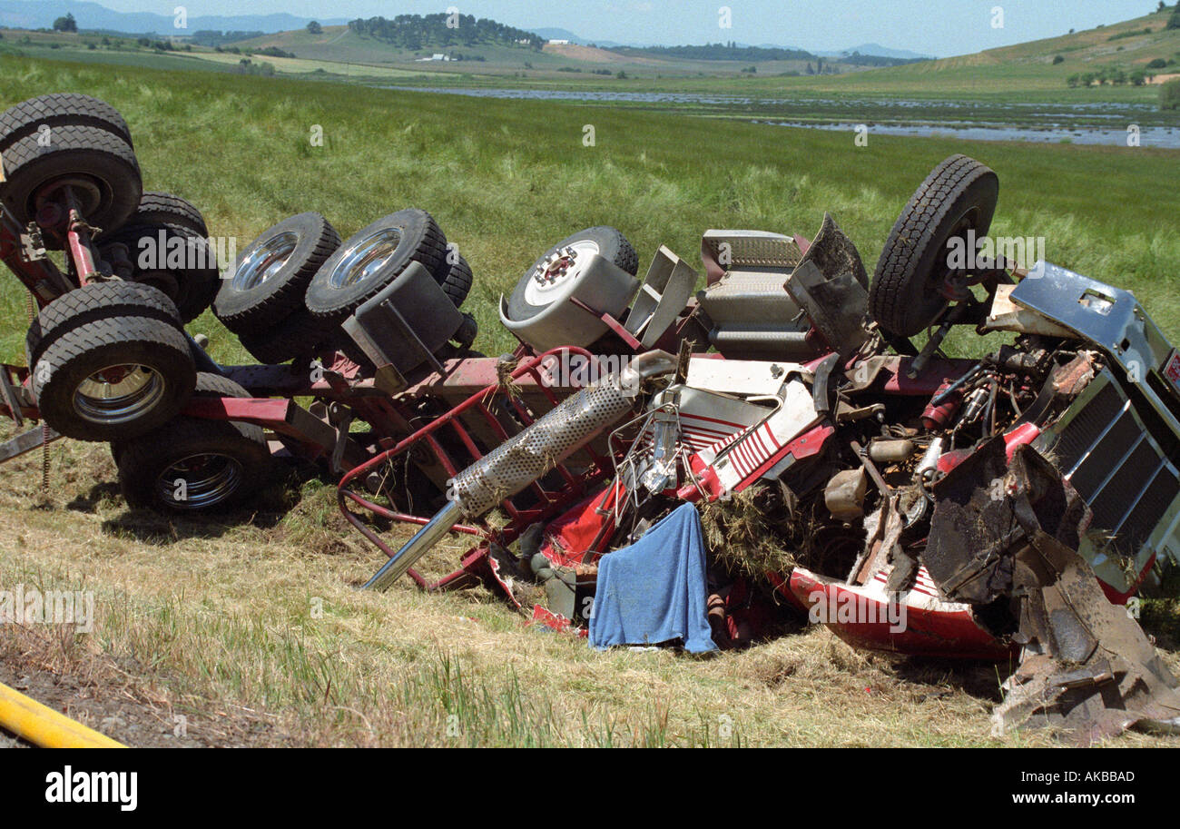 Relitto di un semi carrello incidente lungo l'autostrada 22 in Oregon USA Foto Stock