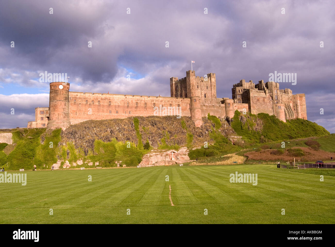 Il castello di Bamburgh e verde villaggio in Northumberland England Regno Unito Foto Stock