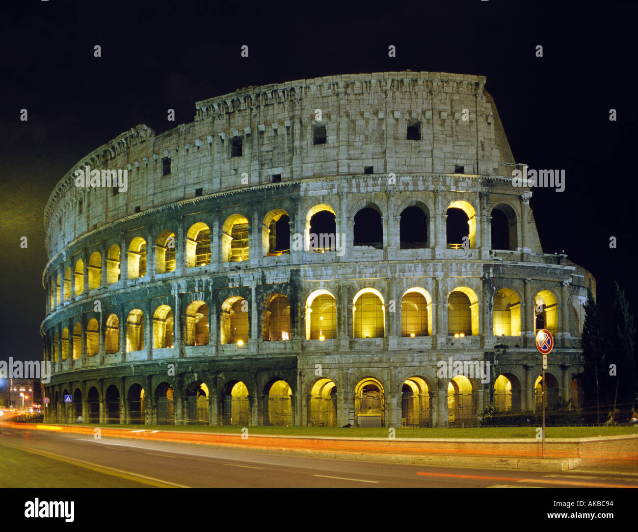 Vista notturna del Colosseo a Roma, Italia Foto Stock