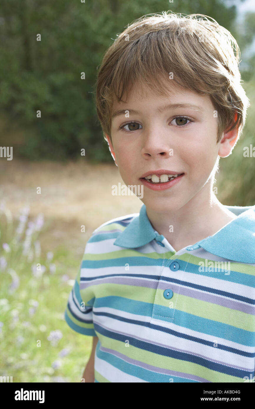 Ritratto di ragazzo (5-6) nel polo a righe t-shirt Foto Stock