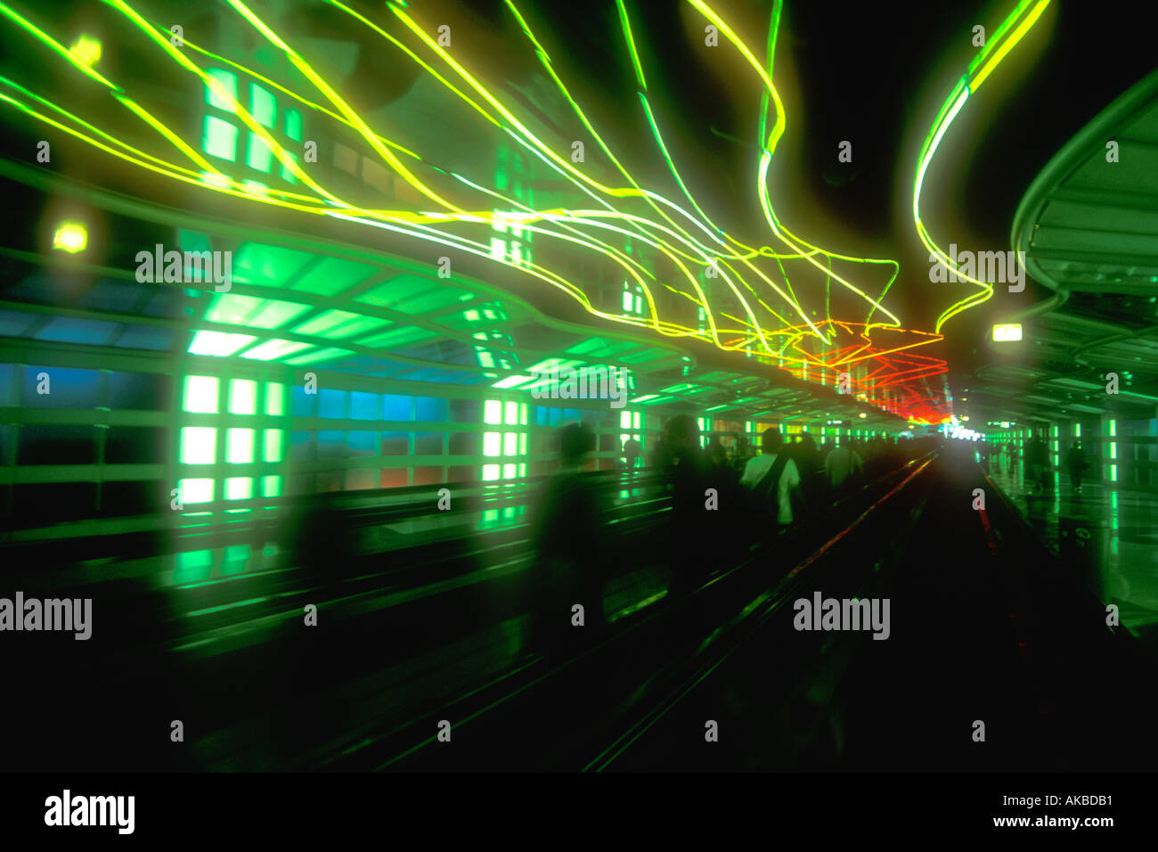 Chicago Aeroporto Internazionale Chicago Stati Uniti Stati Uniti d'America Nord luci al neon decorano il marciapiede in movimento Foto Stock