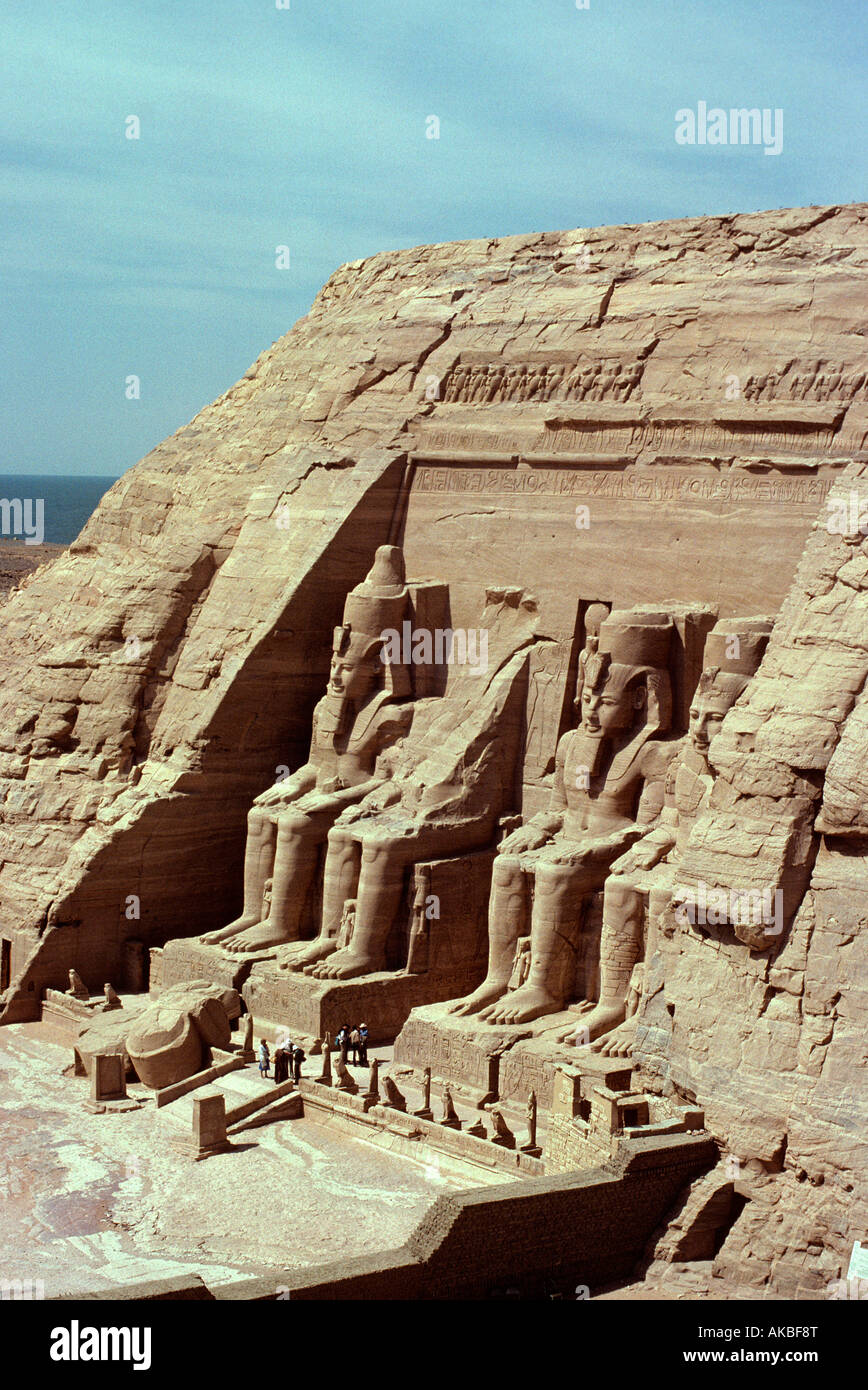 L'Egitto. Alto Egitto. Lago Nasser. Tempio di Abu Simbel. Colossali statue di Ramses II in entrata al tempio Foto Stock