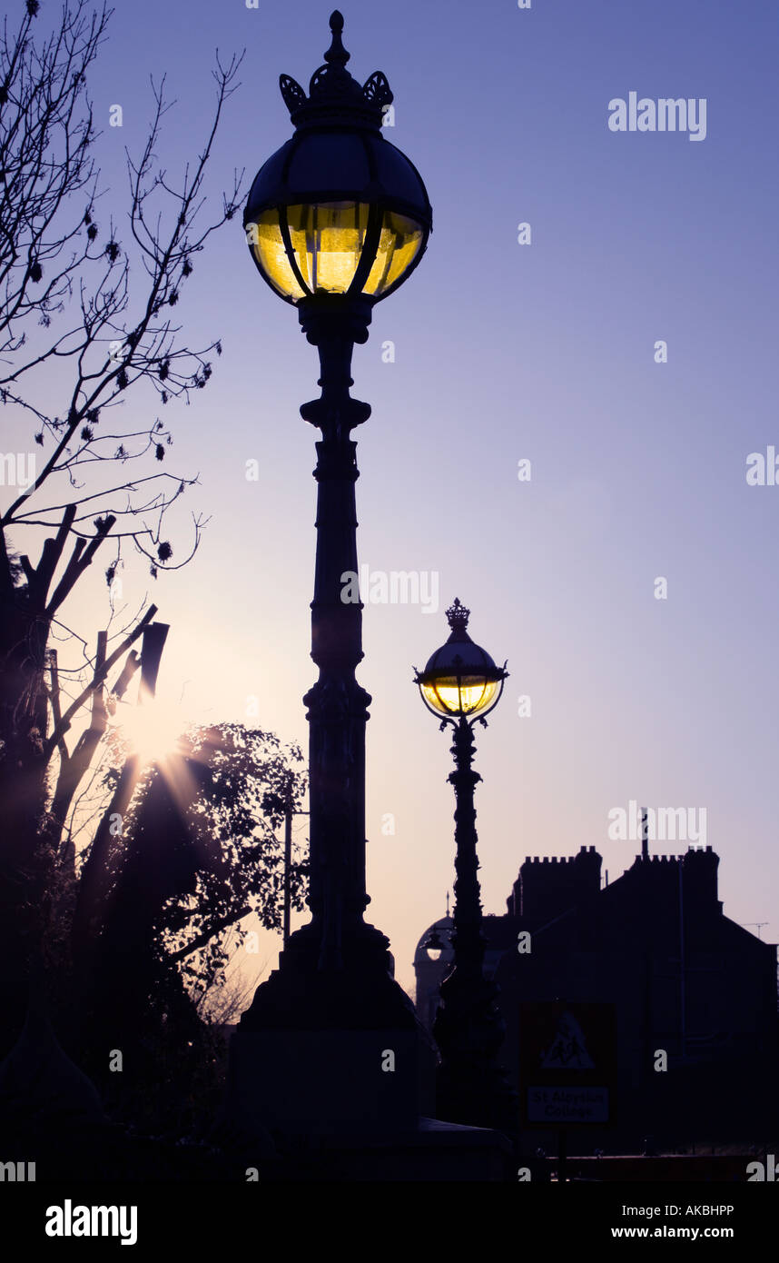 Lampade in stile vittoriano su Londra s Archway Hornsey Lane Bridge al crepuscolo Foto Stock