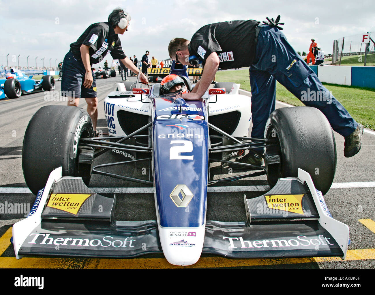 Last minute controlli sulla griglia di partenza su un World Series Renault 3.5ltr racing car. Foto Stock