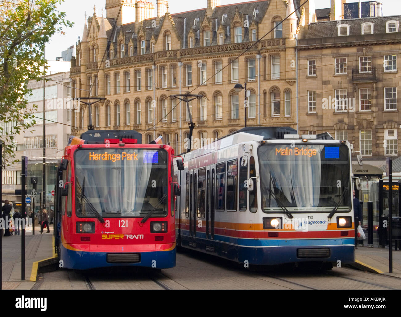 Due tram parcheggiato a fianco a fianco nella Chiesa Street area del centro della città di Sheffield, Regno Unito Foto Stock