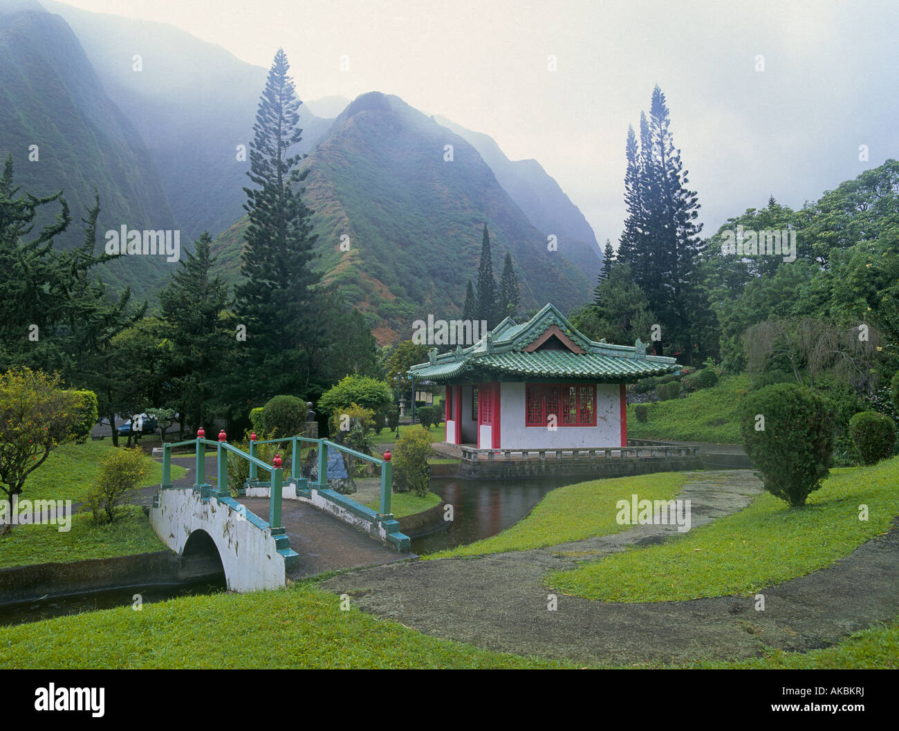 Un santuario cinese in misty Kepaniwai nel parco la Iao Valley Maui Mountains Foto Stock
