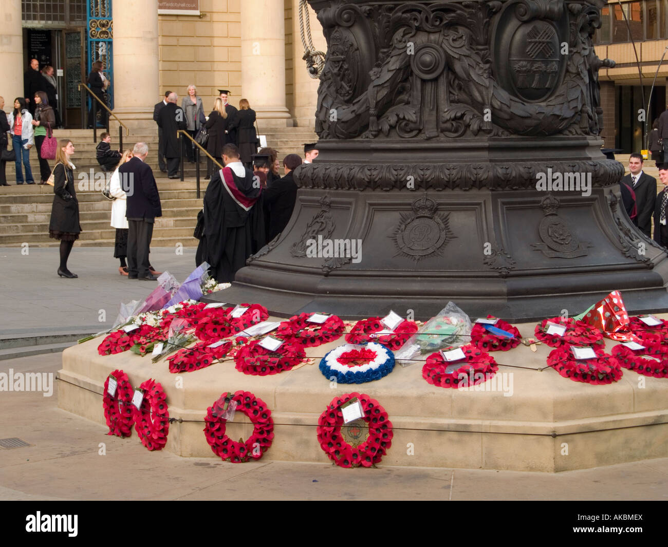 Il papavero ghirlande su un memoriale di guerra al di fuori di Sheffield City Hall, South Yorkshire Regno Unito Foto Stock