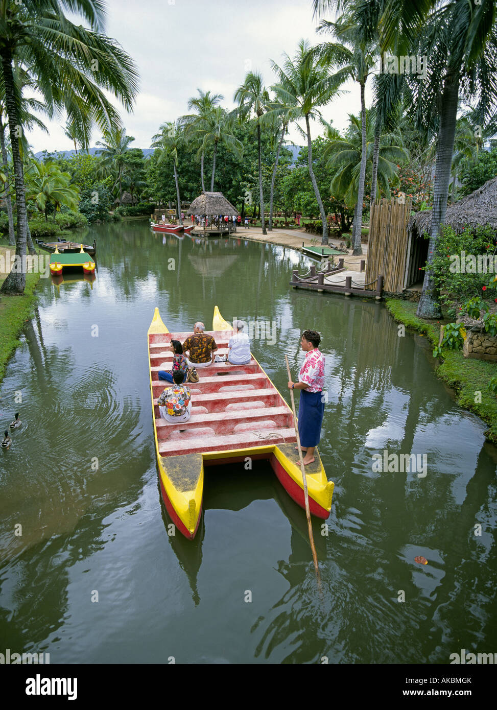 Visitatori tour il Centro Culturale Polinesiano in una zattera di canoa Foto Stock