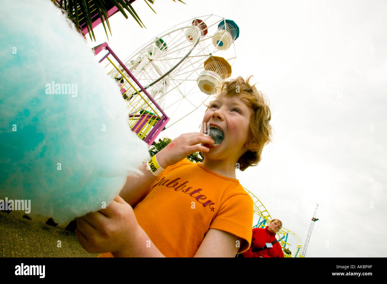 I bambini a mangiare zucchero filato Foto Stock
