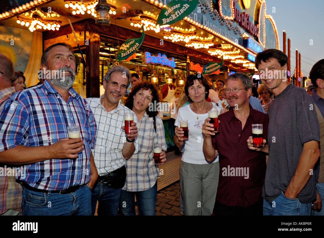 Gruppo di mezza età uomini e donne 50's godendo Alt birra a Düsseldorf Kirmes (luna park) 2007. Foto Stock