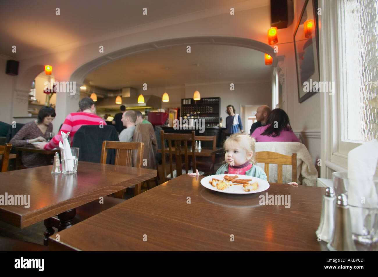 Pranzo in stile pub con i bambini Foto Stock
