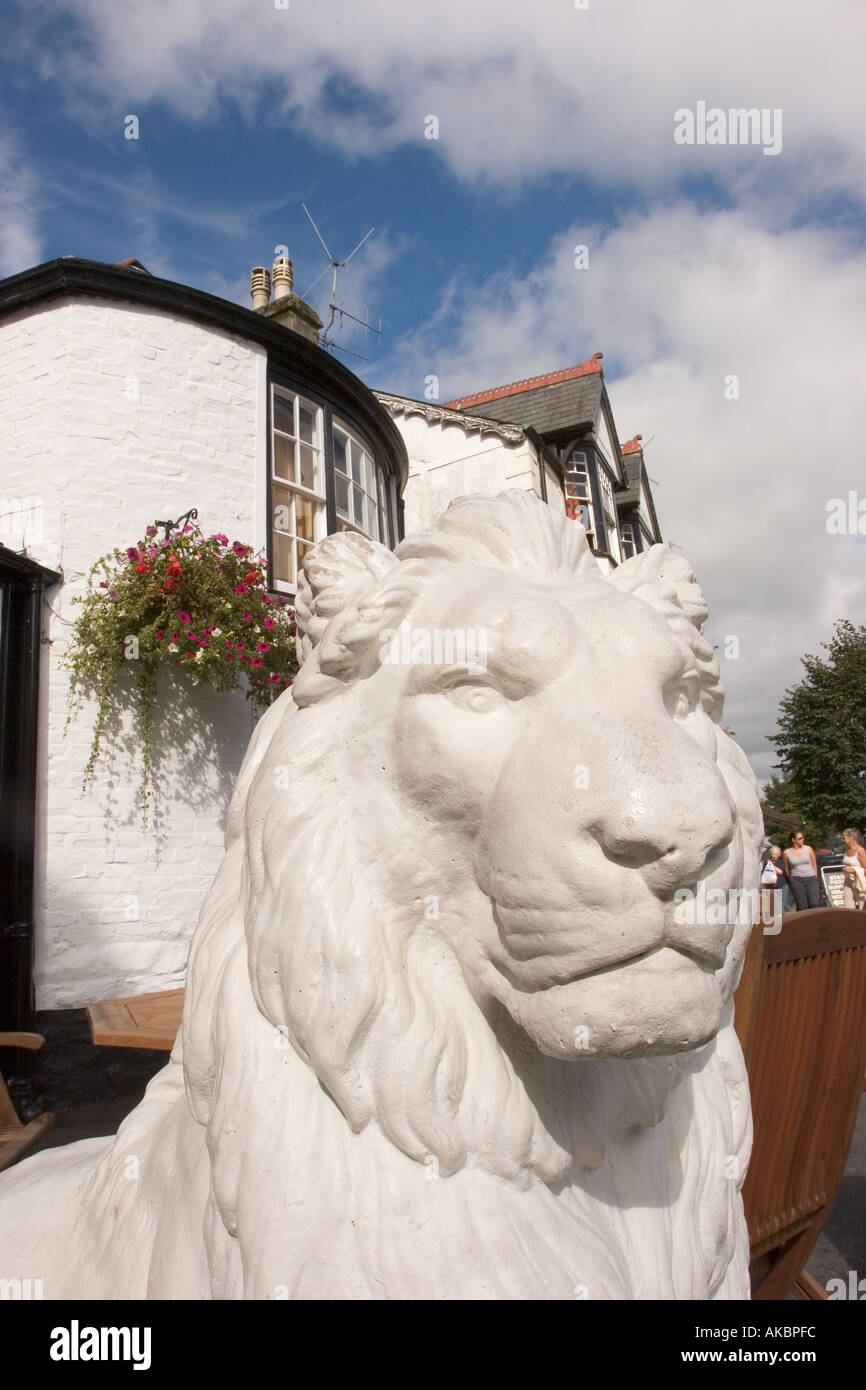 Il Galles Gwynedd Bala Stryd Fawr High Street White Lion Royal Hotel dipinto di leoni di pietra Foto Stock