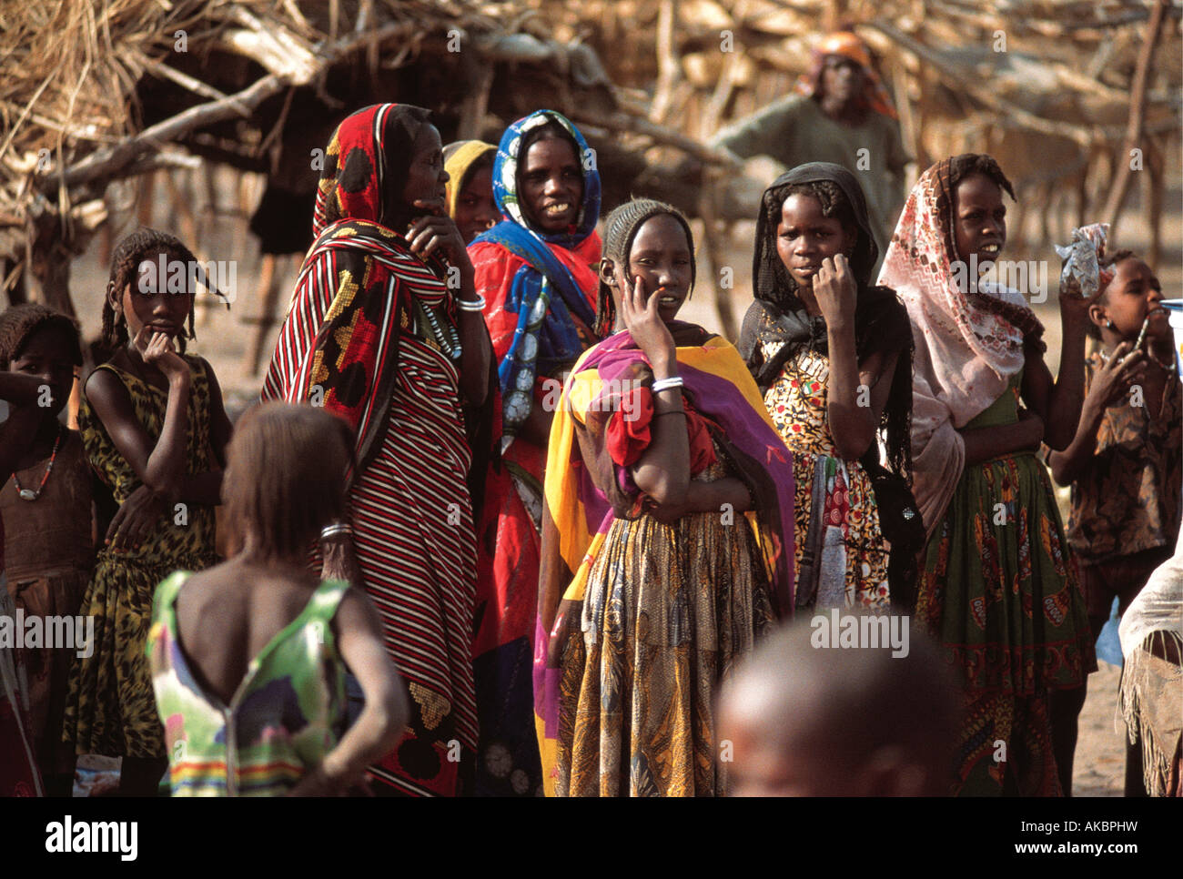 Un gruppo di circa dodici donne e ragazze in chat a lato del mercato Bol lago Ciad Ciad Africa Foto Stock